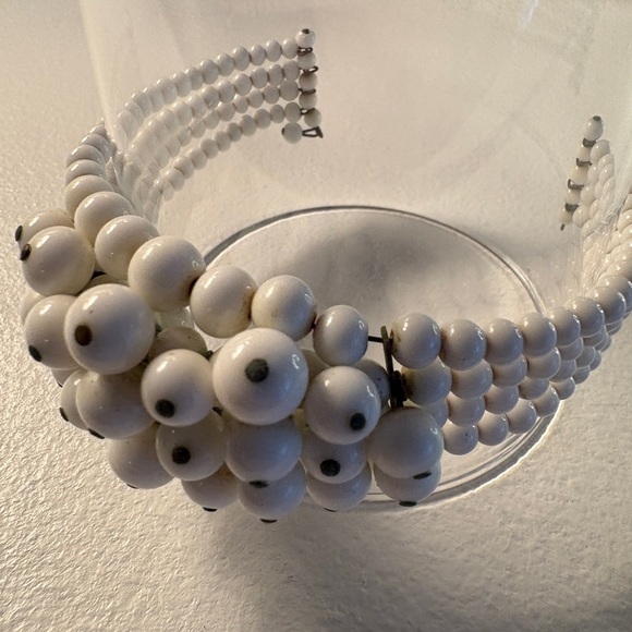 Vintage Expandable White Milk Glass Bead Cha Cha Bracelet - Picture 4 of 8
